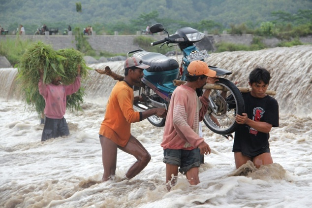 Banjir Bandang di Garut Tewaskan 20, Tim SAR Lanjutkan Pencarian Korban